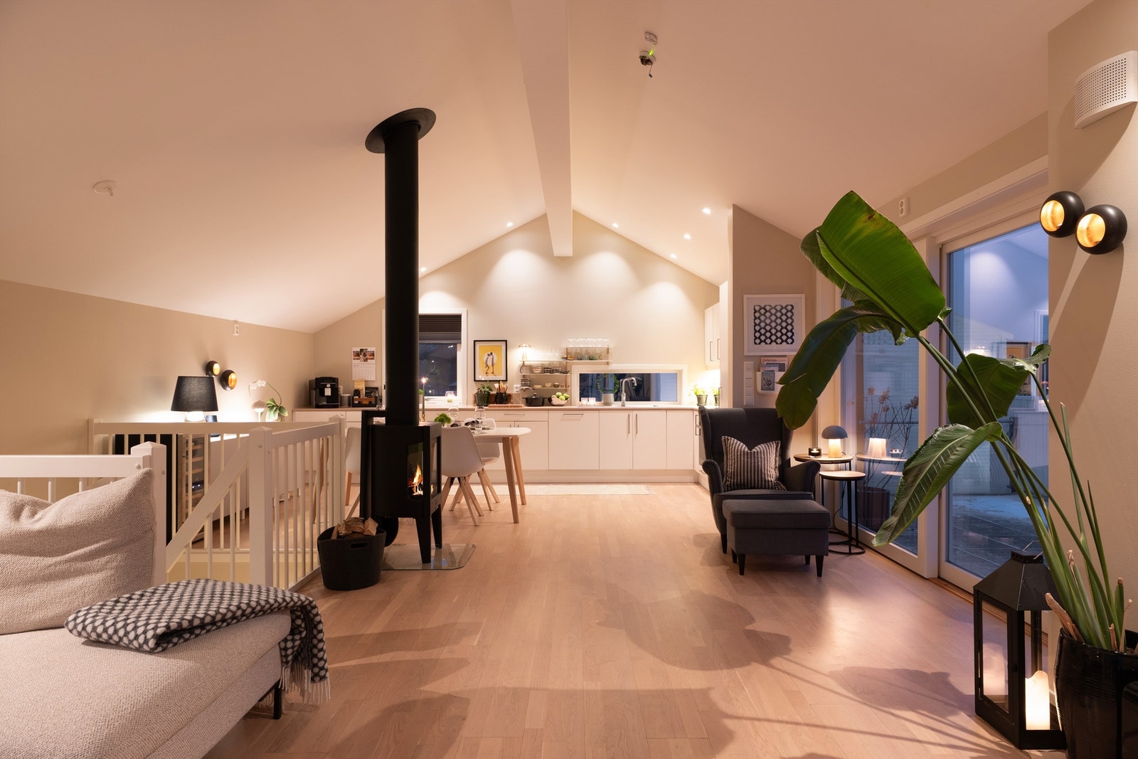 Innfelte spotter lyssetter både stuen og kjøkkenet effektfullt. Alle kan dimmes til ønsket styrke og stemning. Galleribilde