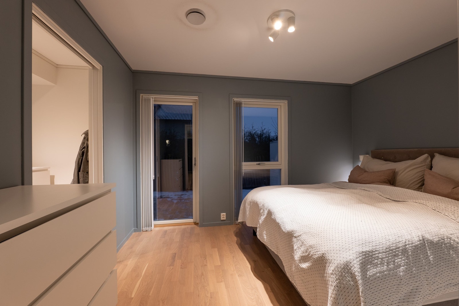 Soverommene er samlet på én flate i første etasje. Dette er på ca. 10 kvm. og utgjør hovedsoverommet. Galleribilde