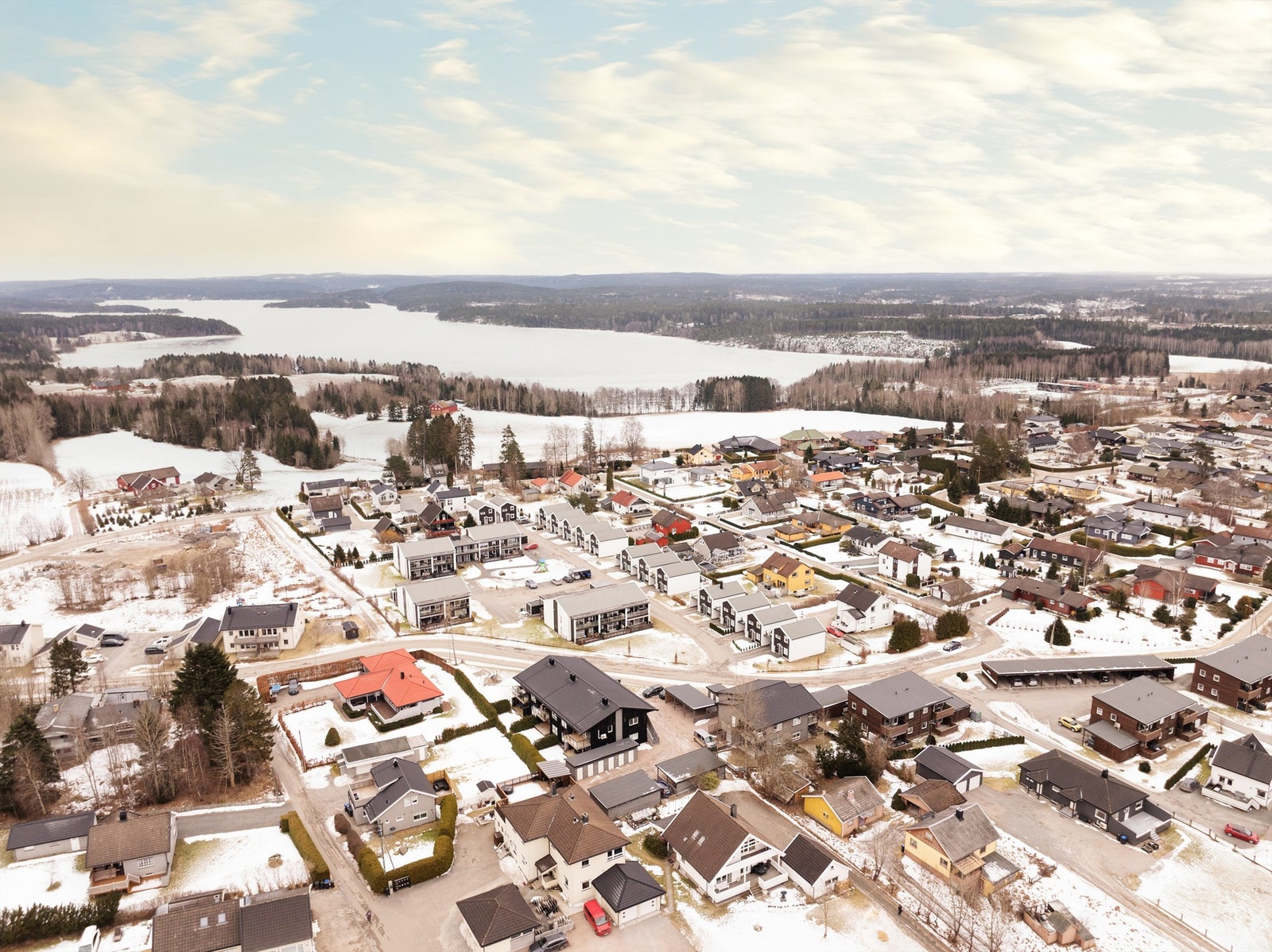 Fine friluftsområder og mange turmuligheter er lett tilgjengelig fra Bodalsjordet. I bakgrunnen sees den store Isesjøen og det populære badestedet Bodalstranda. Galleribilde