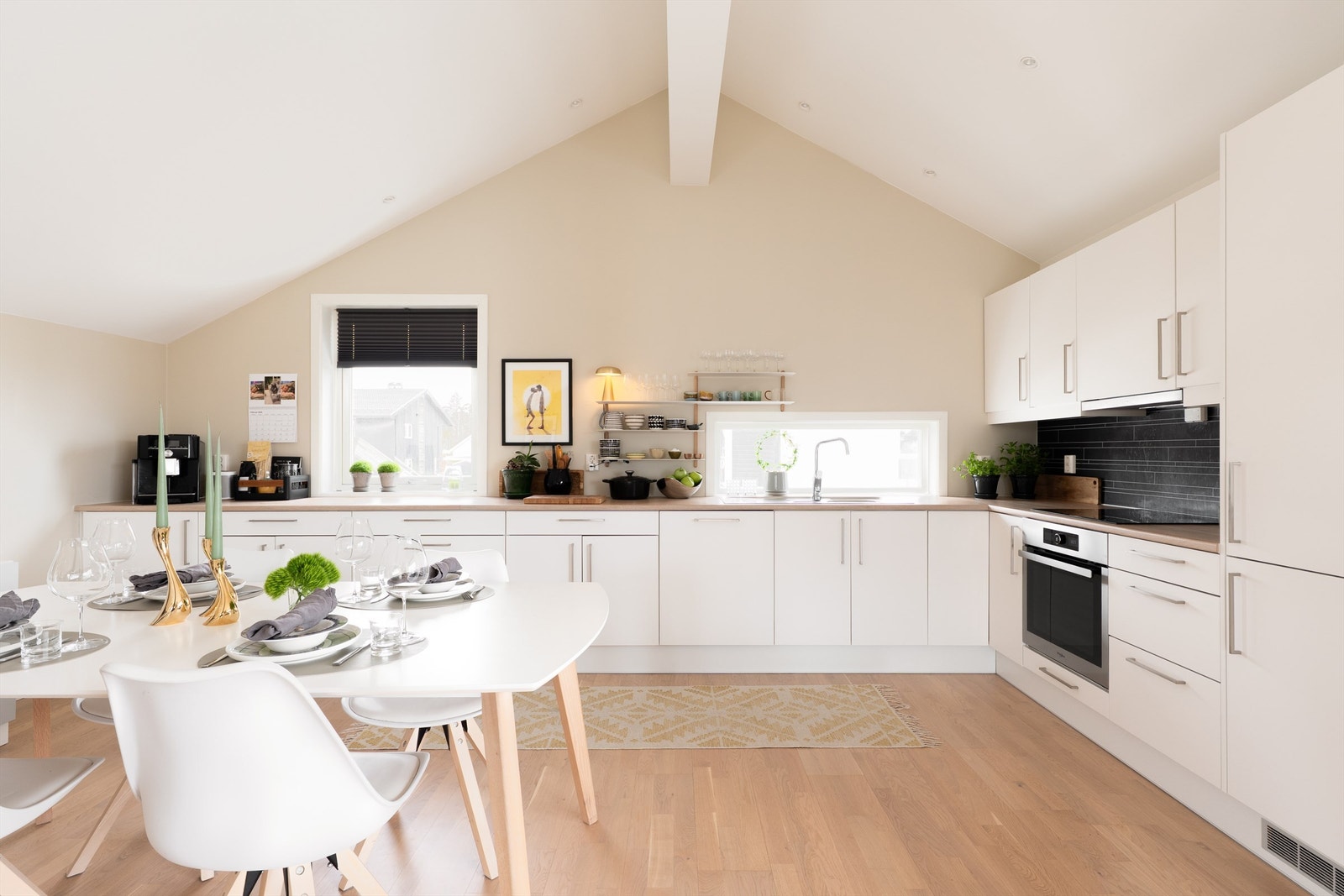 Samtlige av kjøkkenets hvitevarer er integrert og medfølger boligen. Galleribilde