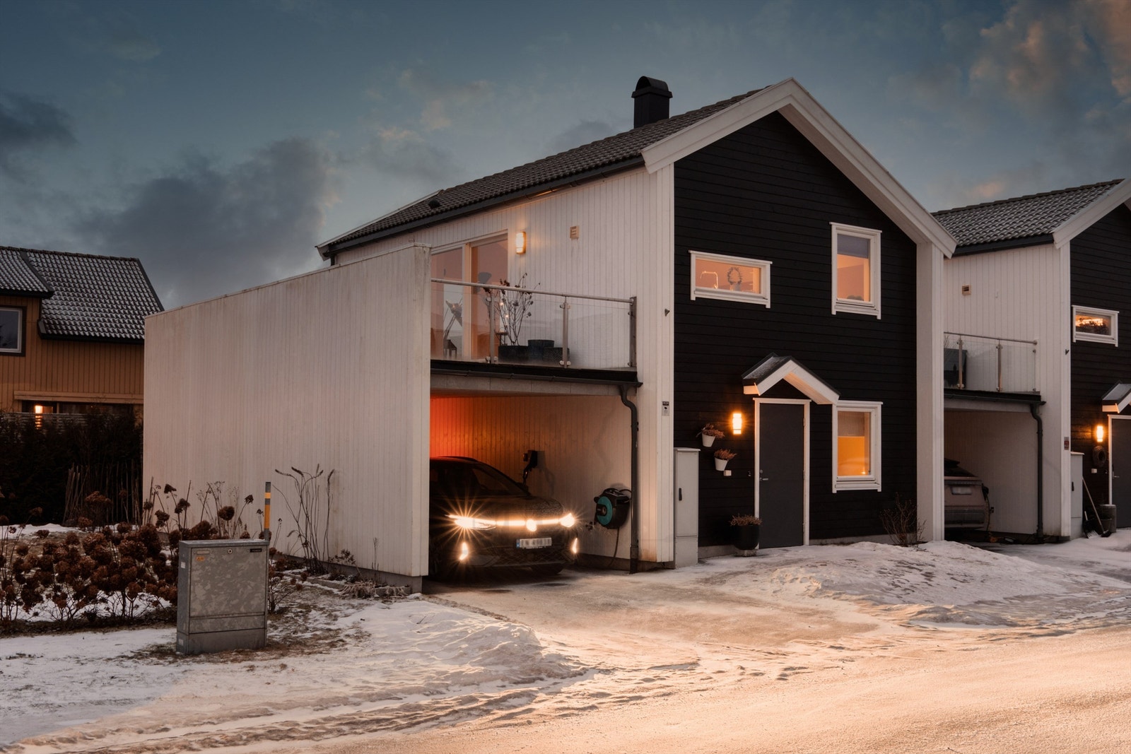 I carporten og på gårdsplassen er det oppstillingsmulighet for to biler i lengderetningen. Carporten har både bod og ladeboks fra Easee. Galleribilde