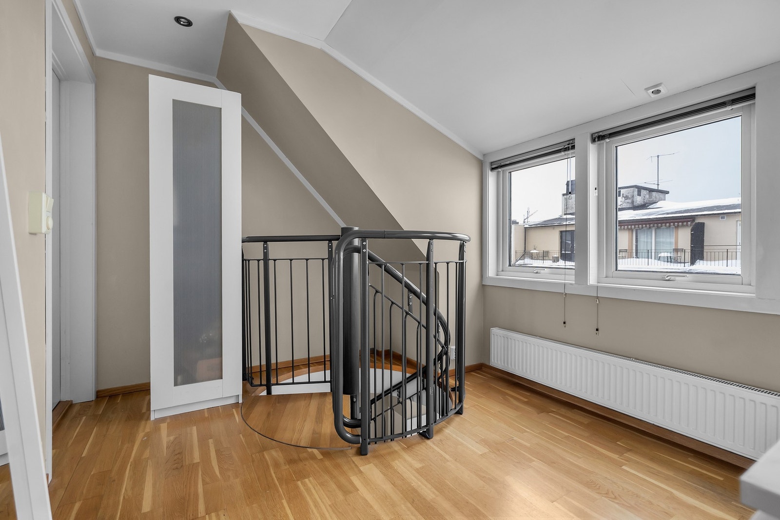 - Eier bruker det i dag til praktisk garderobeskap/oppbevaring - Galleribilde