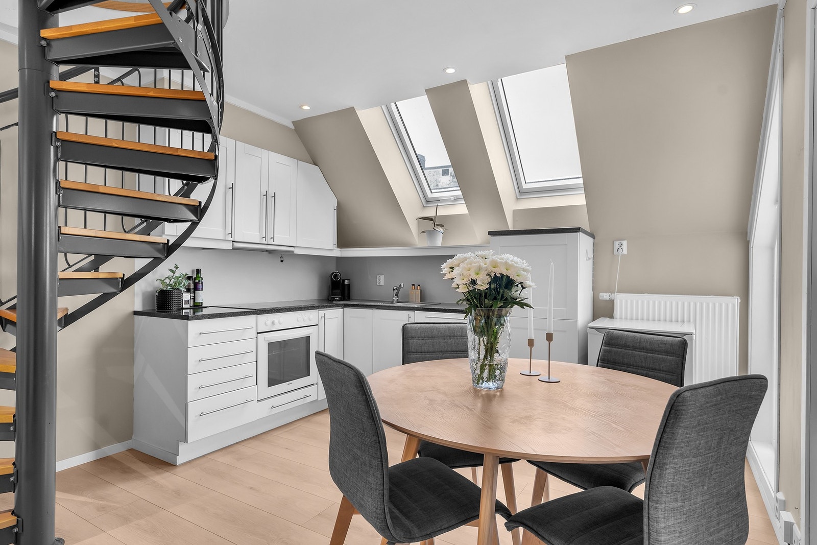 - I denne etasjen finner vi stue/kjøkken og bad | Trappen tar deg opp til loftsetasjen - Galleribilde