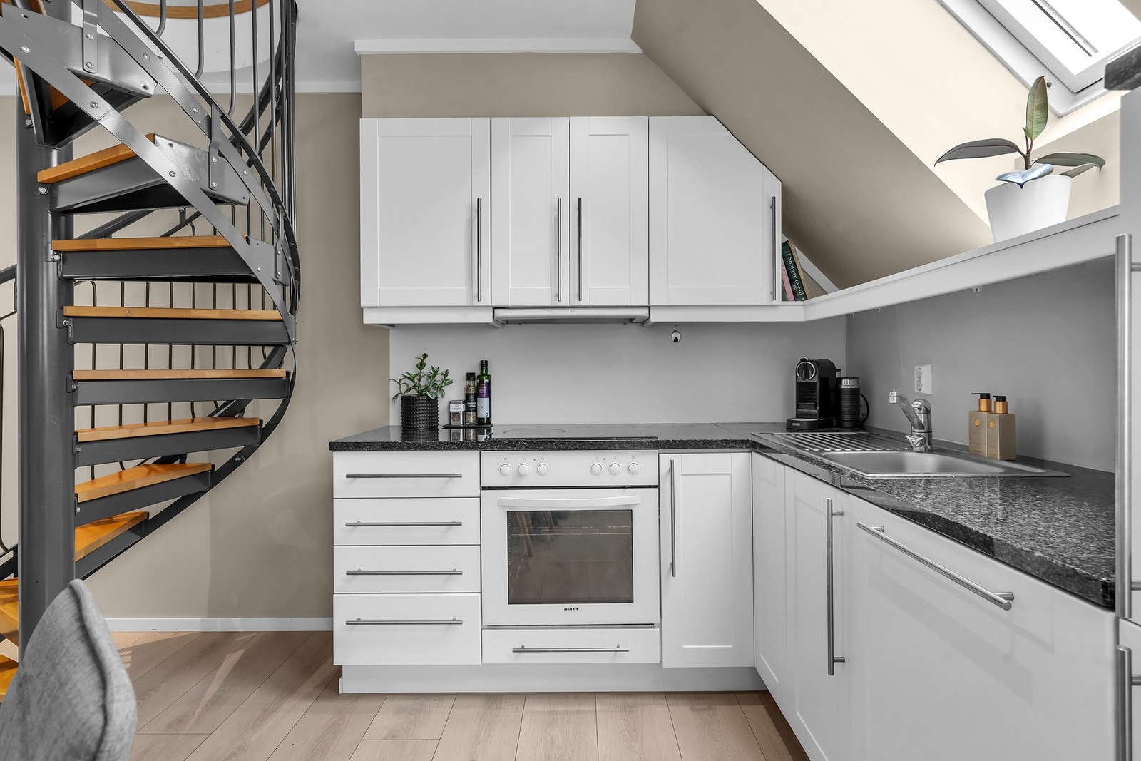 - Kjøkkenet fremstår som tidløst og moderne | Innholdsrikt kjøkken med fin benkeplass og skapplass - Galleribilde