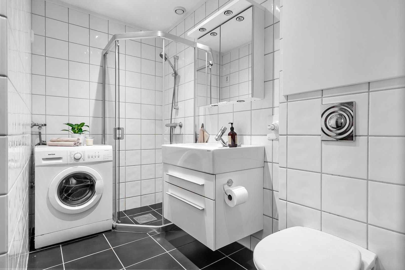 - Meget pent, flislagt bad med dusj, varmekabler | Praktisk opplegg for vaskemaskin på eget bad - Galleribilde