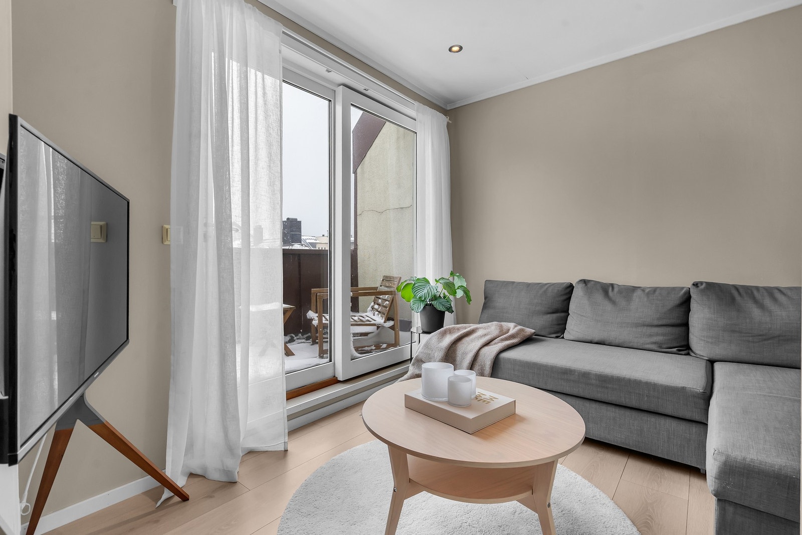 - Egen sone til TV-/sofakrok | Stor skyvedør til balkong som også bidrar til ekstra lysinnslipp - Galleribilde