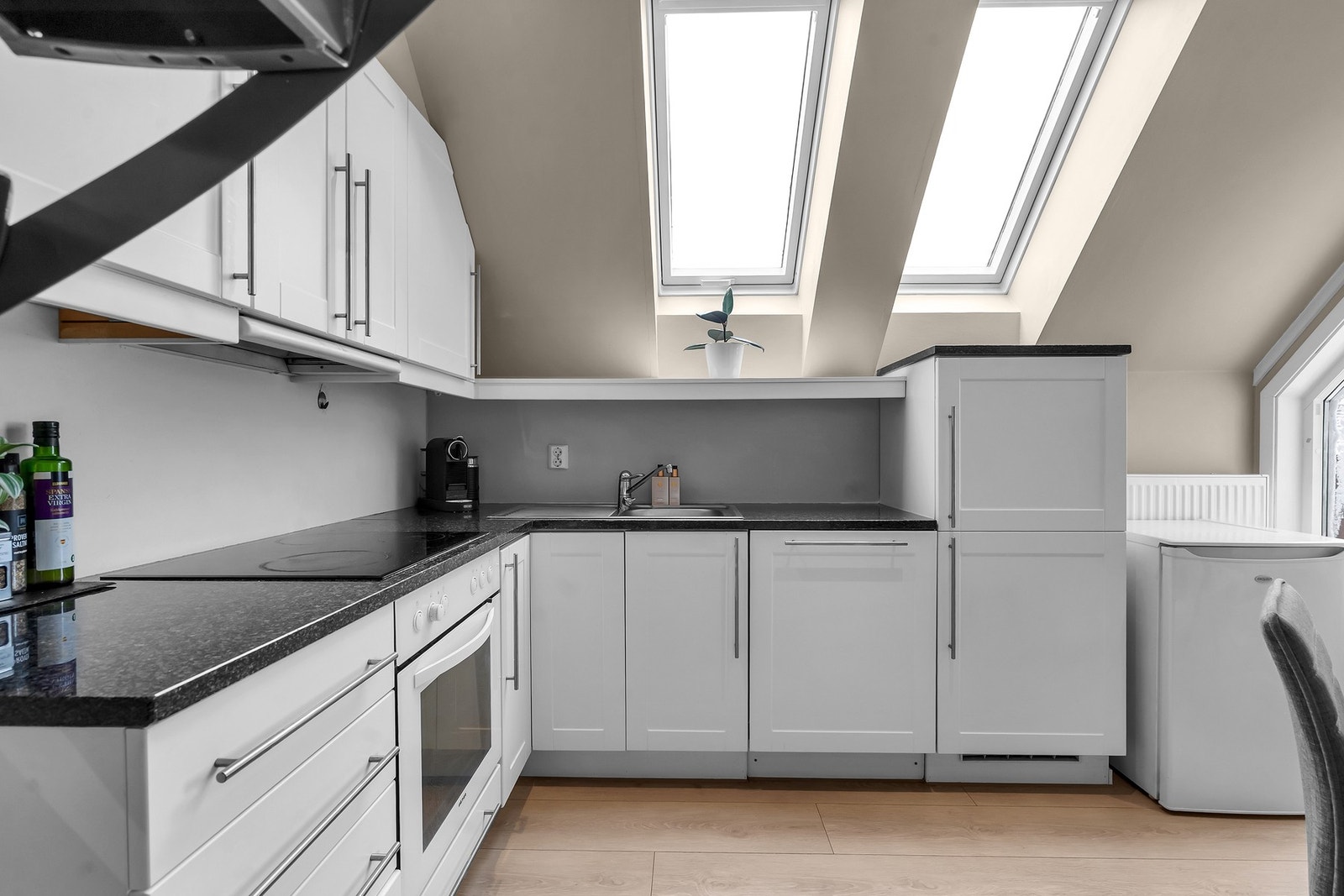 - Fint lysinnslipp fra veluxvinduene fra kjøkkenet - Galleribilde