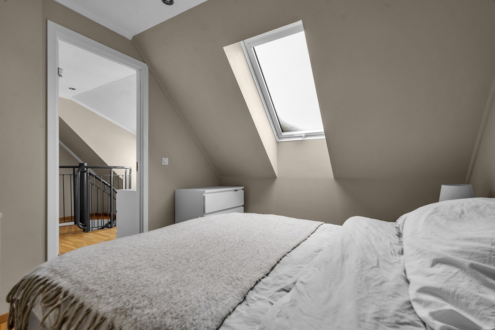 - Sengen er 180cm og det er plass til nattbord på begge sider av sengen - Galleribilde