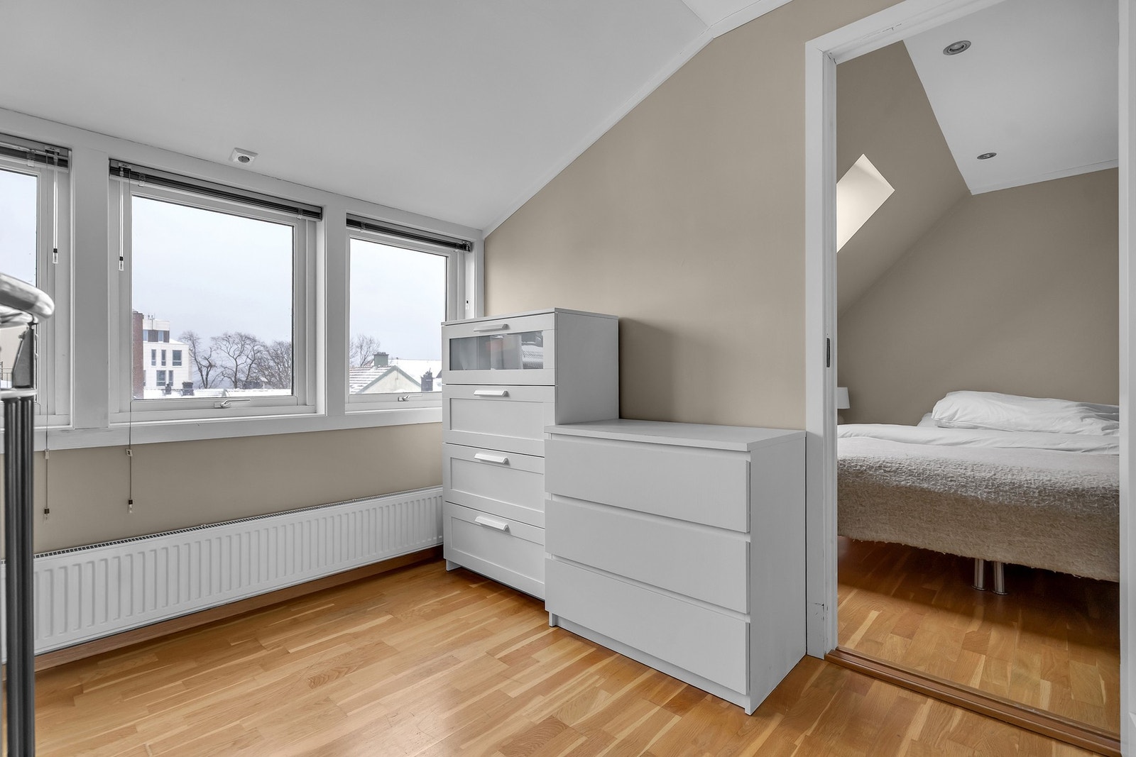 - Flere vinduer her også som skaper fint lysinnslipp - Galleribilde