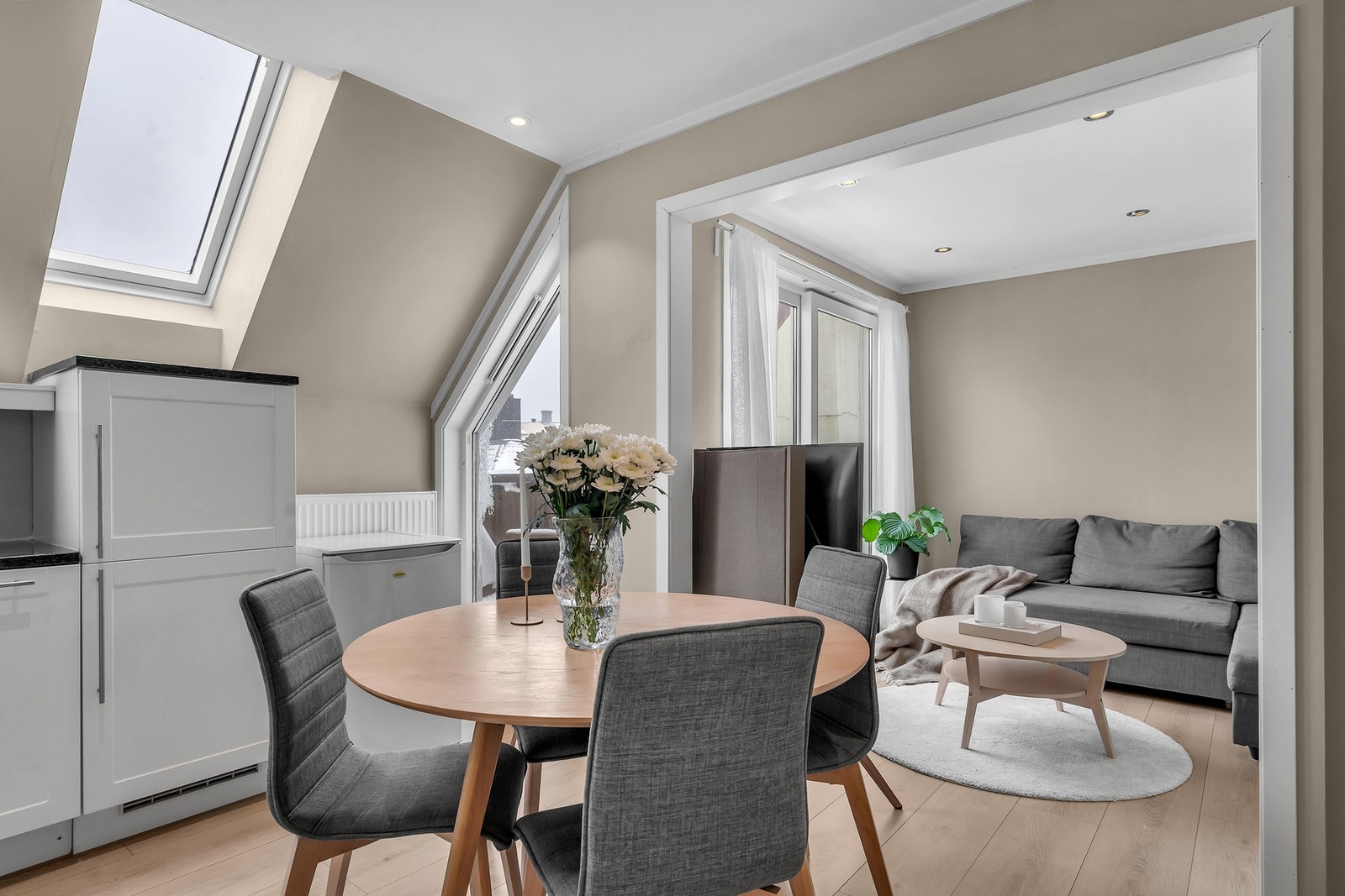 - Plass til spisebord mellom kjøkken og stue | Hyggelig å ha plass til besøk! - Galleribilde