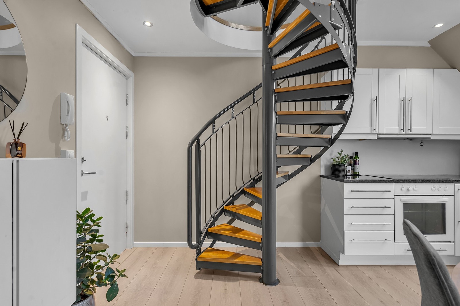 - Den kule vindeltrappen tar deg opp til loftsetasjen - Galleribilde