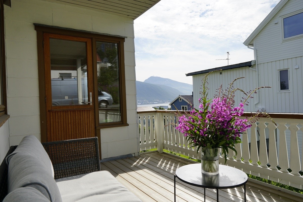 Terrasse med utsikt. Nyt solen på en sydvent terrasse. Galleribilde