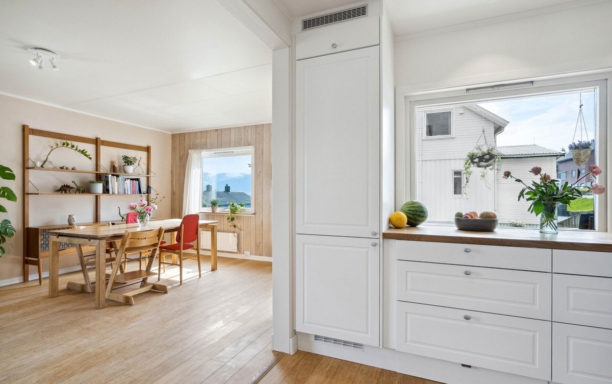 Åpen stue/kjøkkenløsning (Stuen er fornyet siden bildet er tatt) Galleribilde