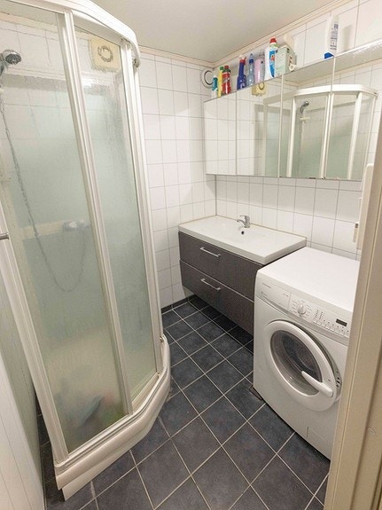 Bad med dusjkabinett, 3 speilskap og vaskemaskin Galleribilde