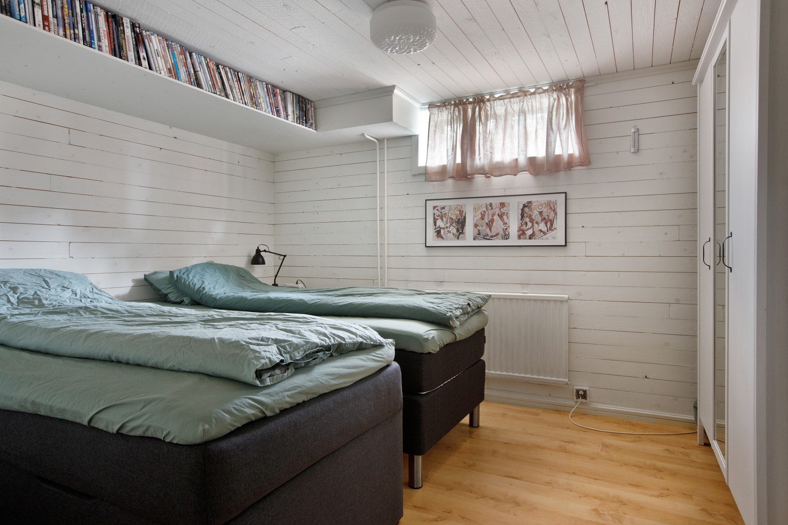 Sovrum i källaren som kan inkluderas i uthyrningsenheten vid större sällskap Galleribilde