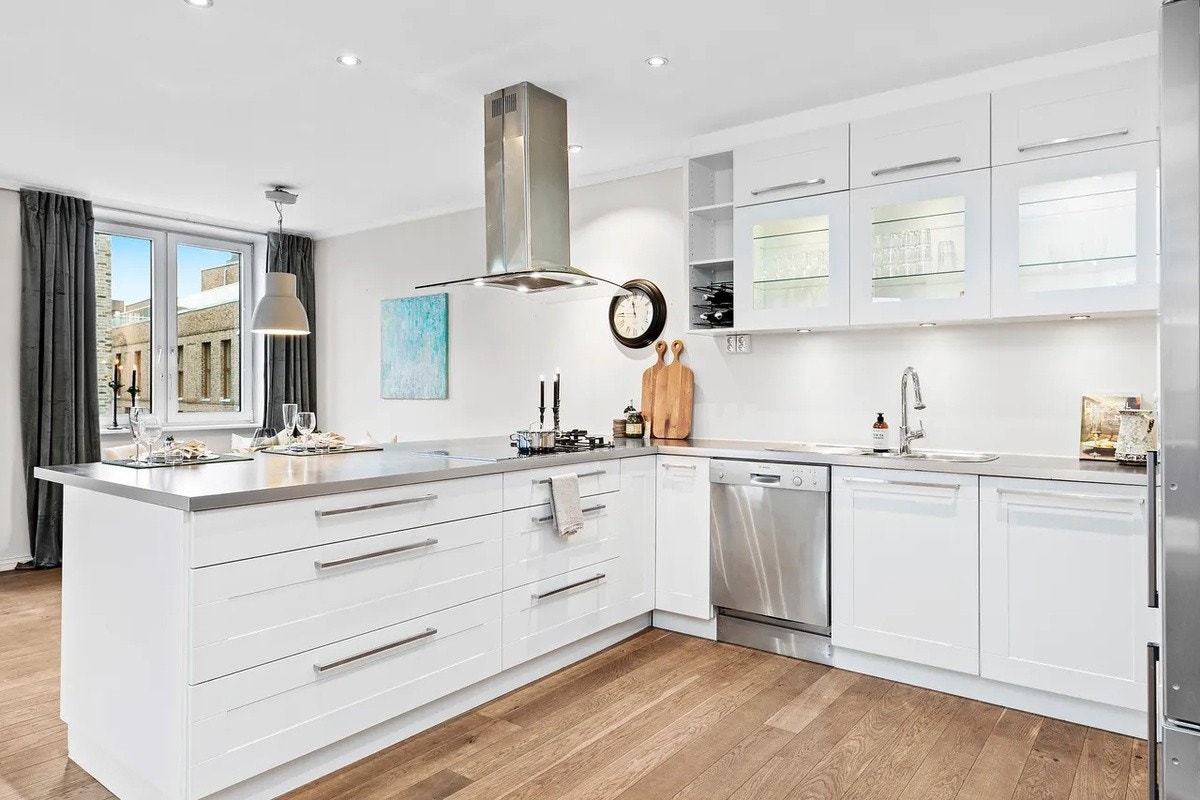 Velutstyrt kjøkken med doble kjøleskap ekstra plass og fleksibilitet. Vurdrerer Galleribilde