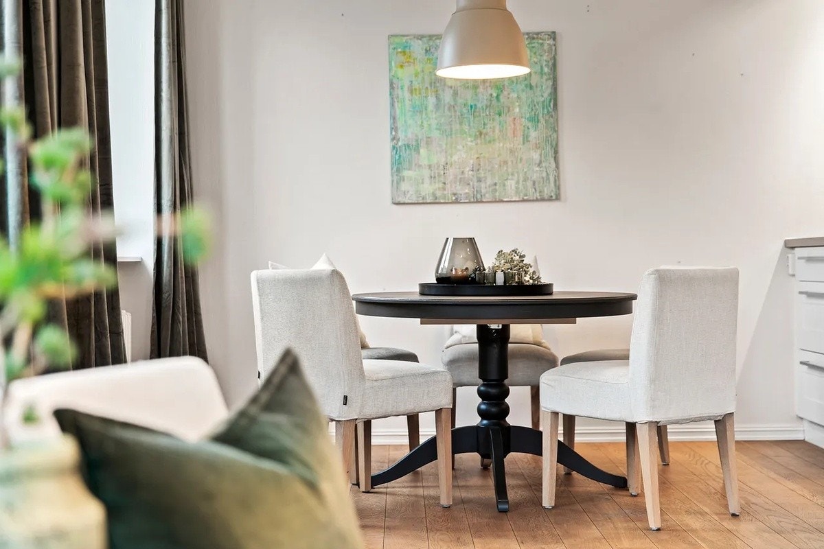 Spisegruppe erstattet med langbord i eik og tilhørende stoler perfekt for å samle vennegjengen til middager og hyggelige kvelder! Galleribilde