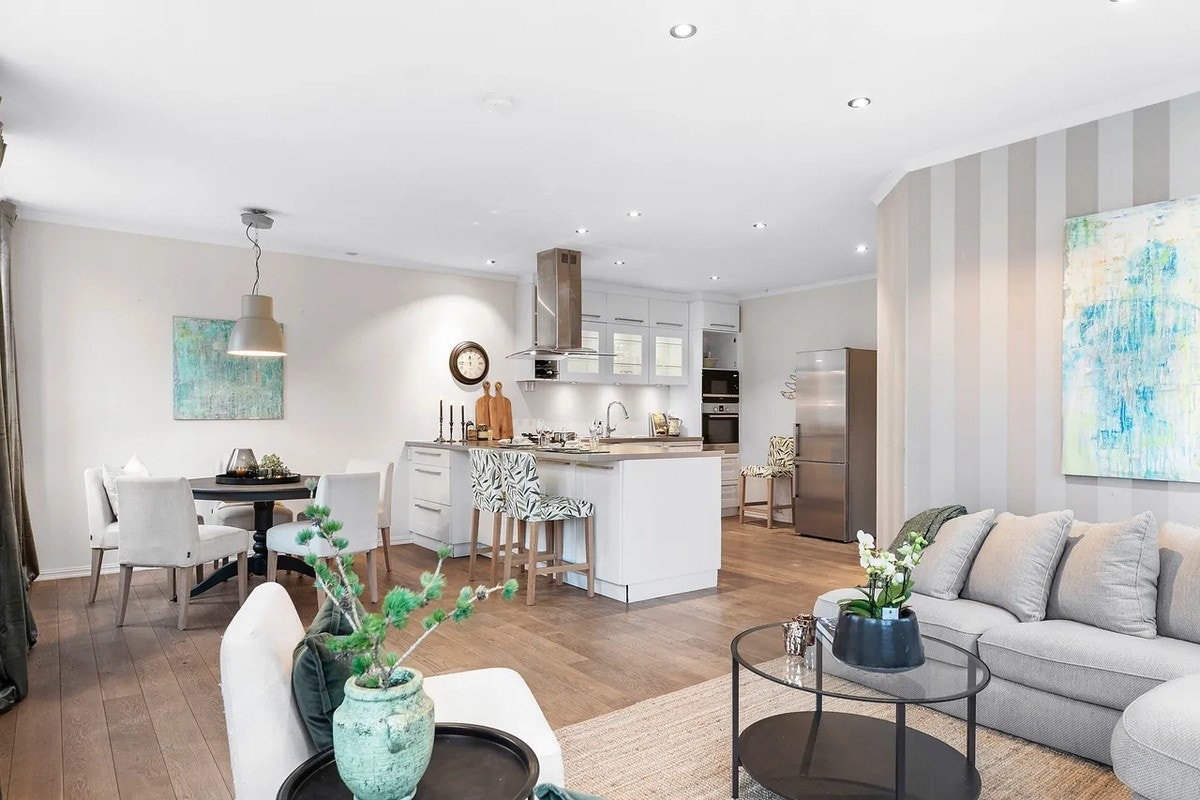 Spisebordet er erstattet med et langbord i eik, og svarte stoler kommer. Barstolene er byttet ut med nye i svart/eik. Galleribilde