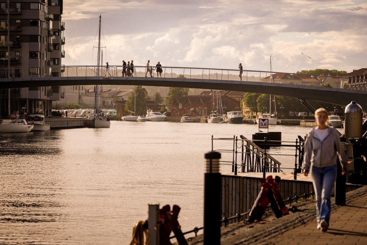 Gangbrua over til Kråkerøy Værste Torvet for fika og shopping eller Høyskolen for studier . Galleribilde
