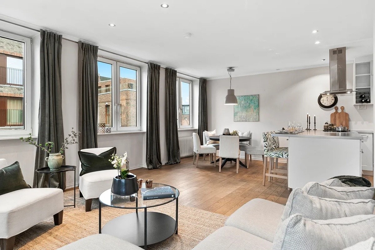 Spisegruppe erstattet med langbord i eik og tilhørende stoler perfekt for å samle vennegjengen Galleribilde