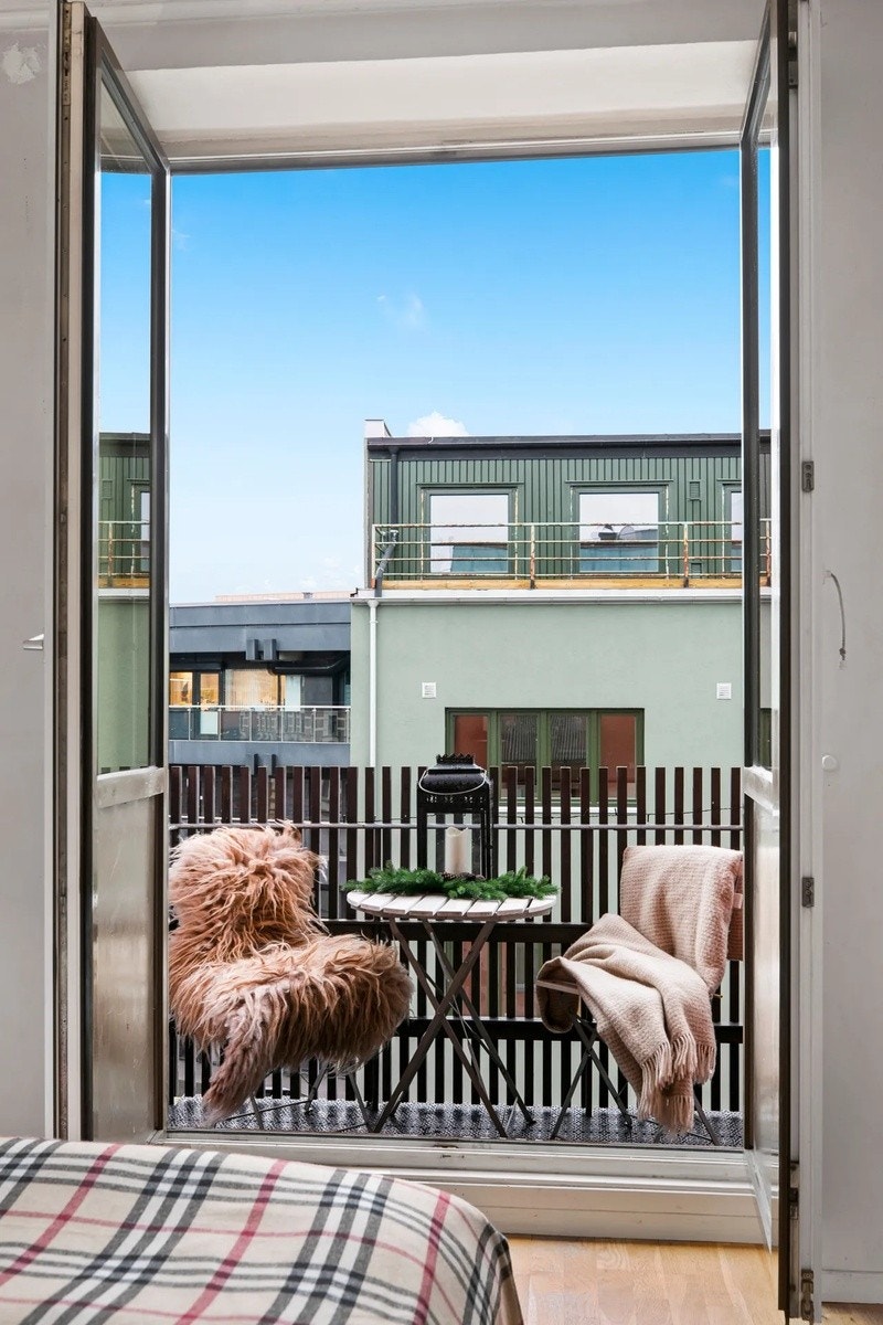 Morgenkaffe med utsikt over byen. Galleribilde