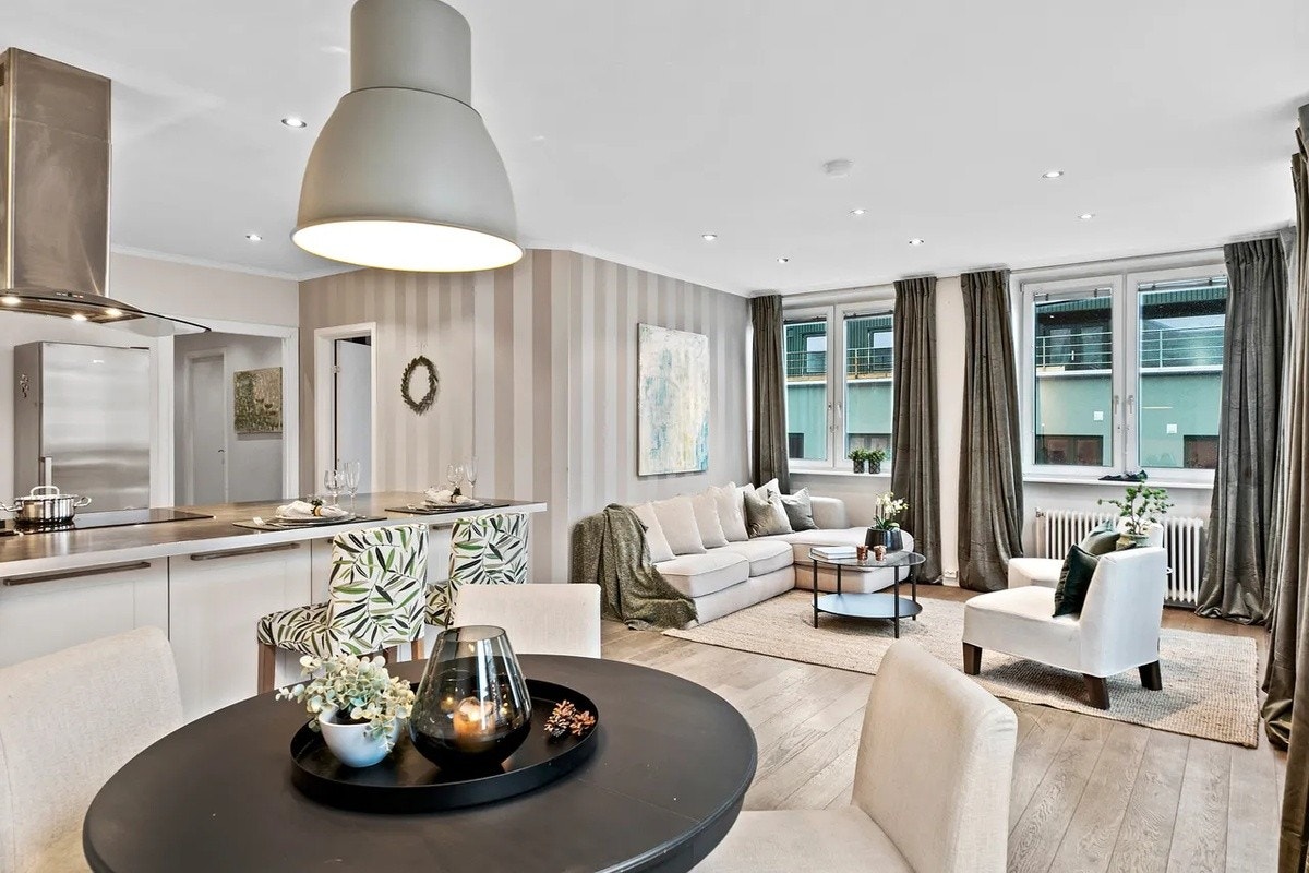 Spisebord ersattet med stort eik langbord, svarte stoler Galleribilde