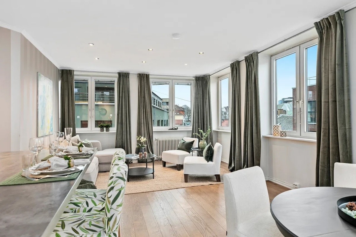 Fantastisk utsikt mot Nygaardsplassen høyt hevet over bylivet! Basrstoler ersttatttet med svarte/eik. Galleribilde