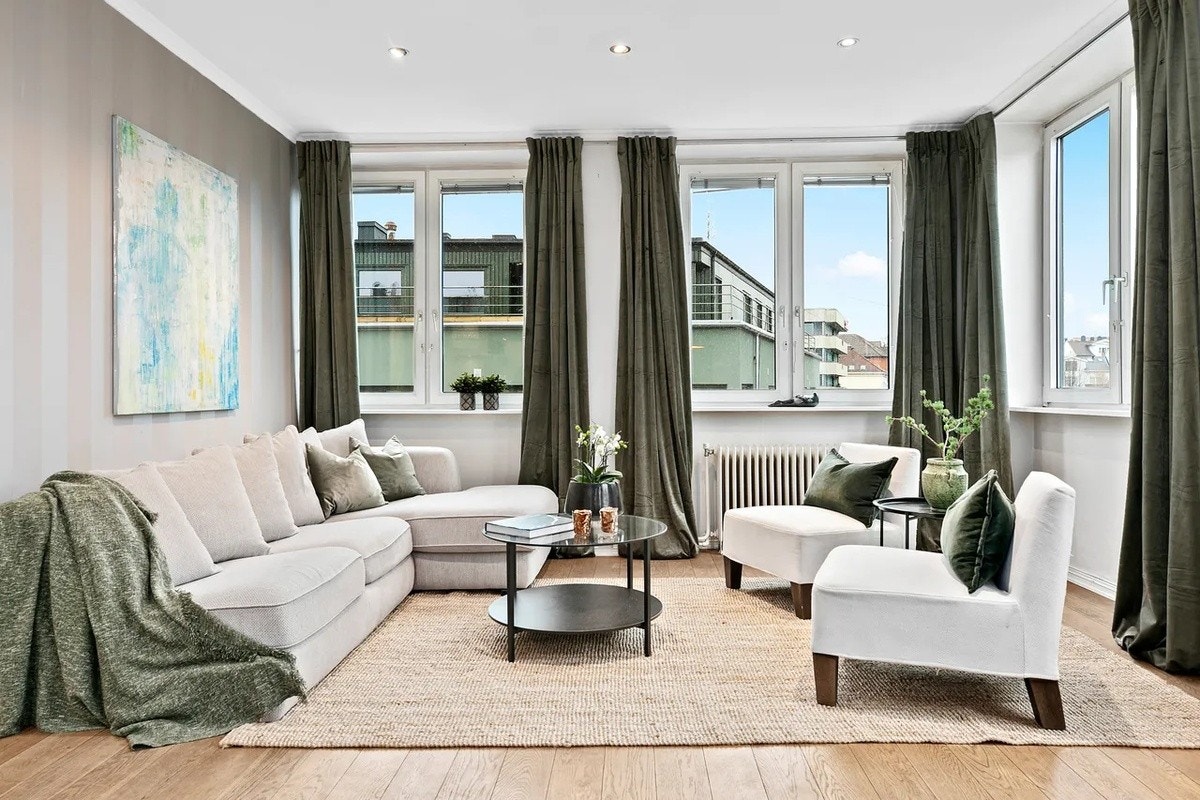 Ny, stor flatskjerm-TV montert på veggen i stuen klar for filmkvelder! Galleribilde