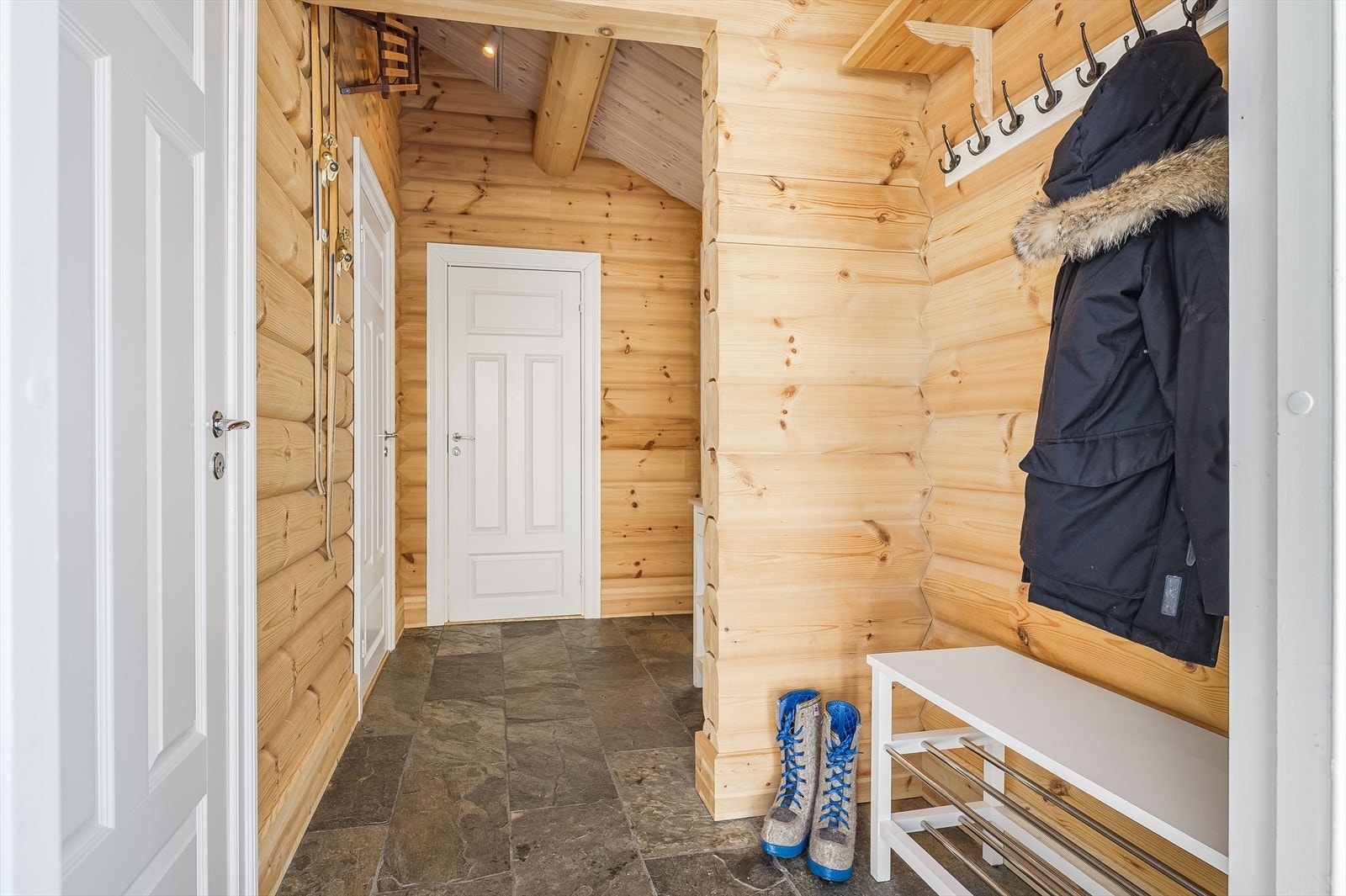 Romslig entré med oppheng for yttertøy, samt plass til sko. Oppvarming med e
lektrisk gulvvarme. Galleribilde