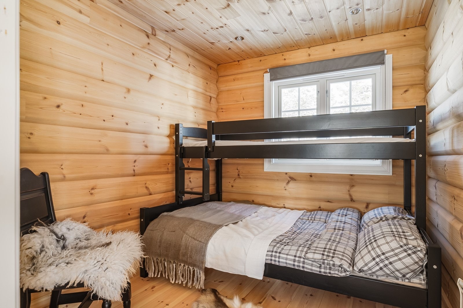 Alle soverommene har god plass til seng, nattbord og kommoder/skap for oppbevaring. Galleribilde