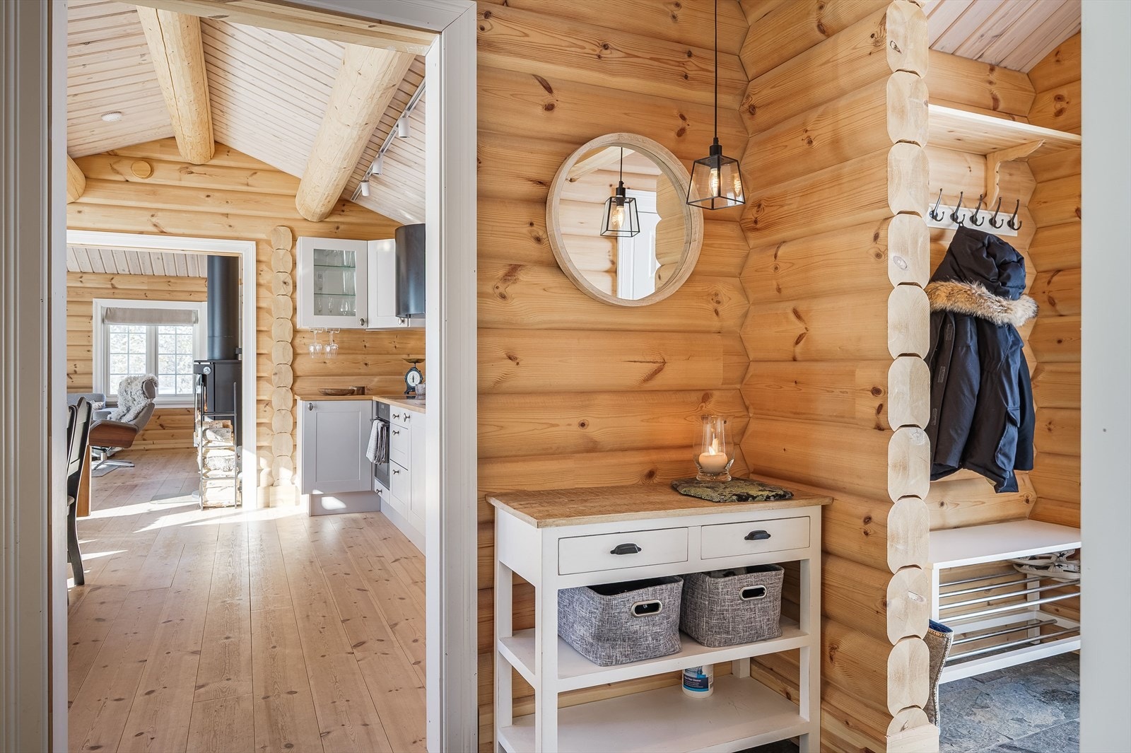 Fra entreen er det videre adkomst inn til kjøkken, spisestue og stue. Galleribilde