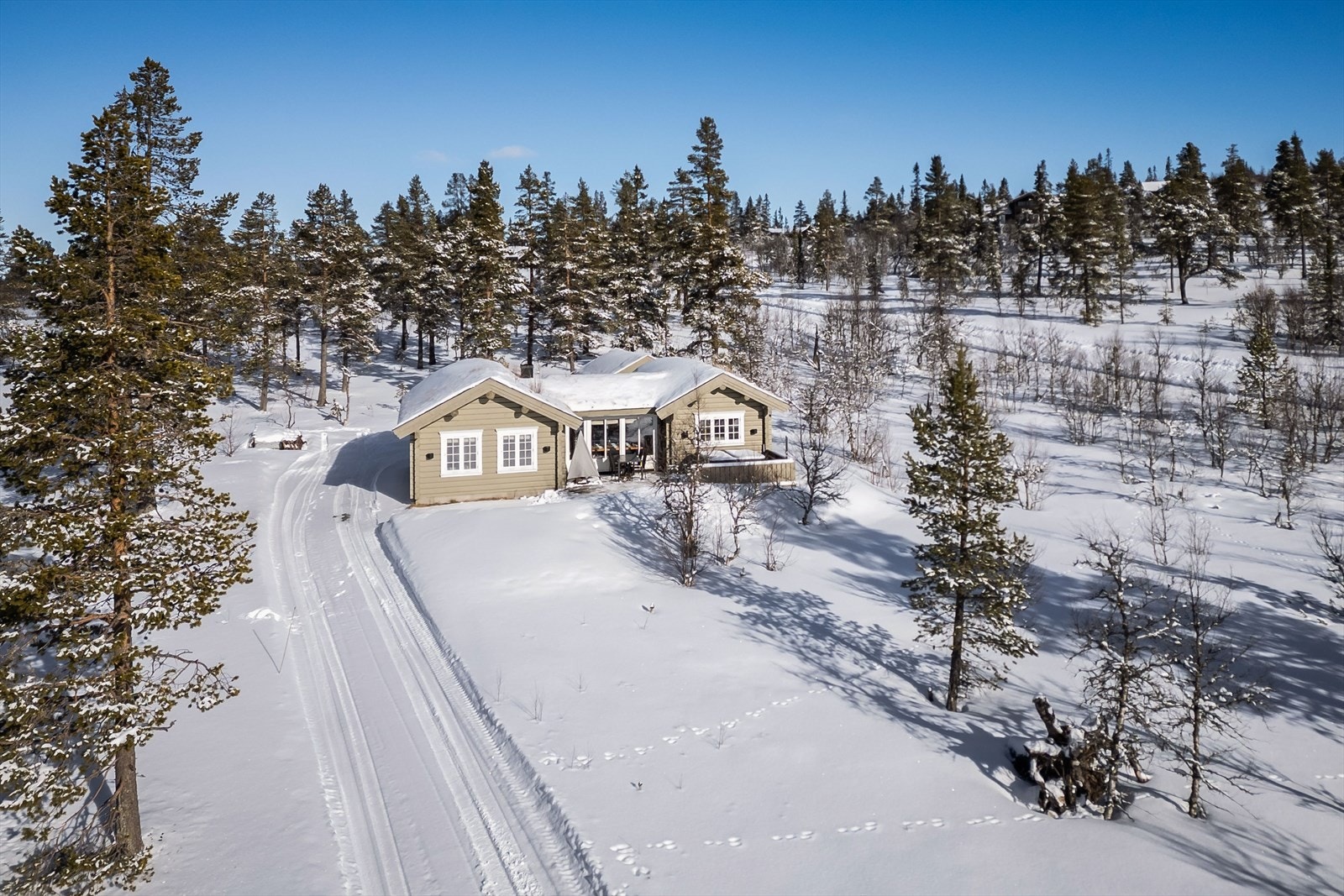 Det er vei helt inn til hytta, og godt med parkeringsmuligheter på egen tomt. Galleribilde