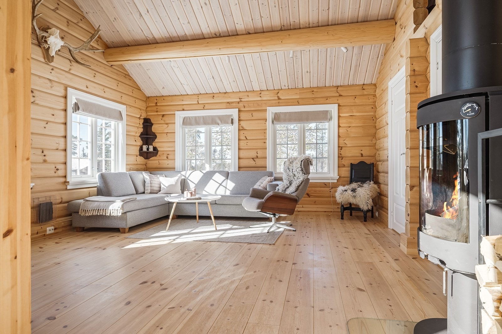 Stuen har god plass til både sofagruppe og TV, samt annet ønsket møblement. Galleribilde