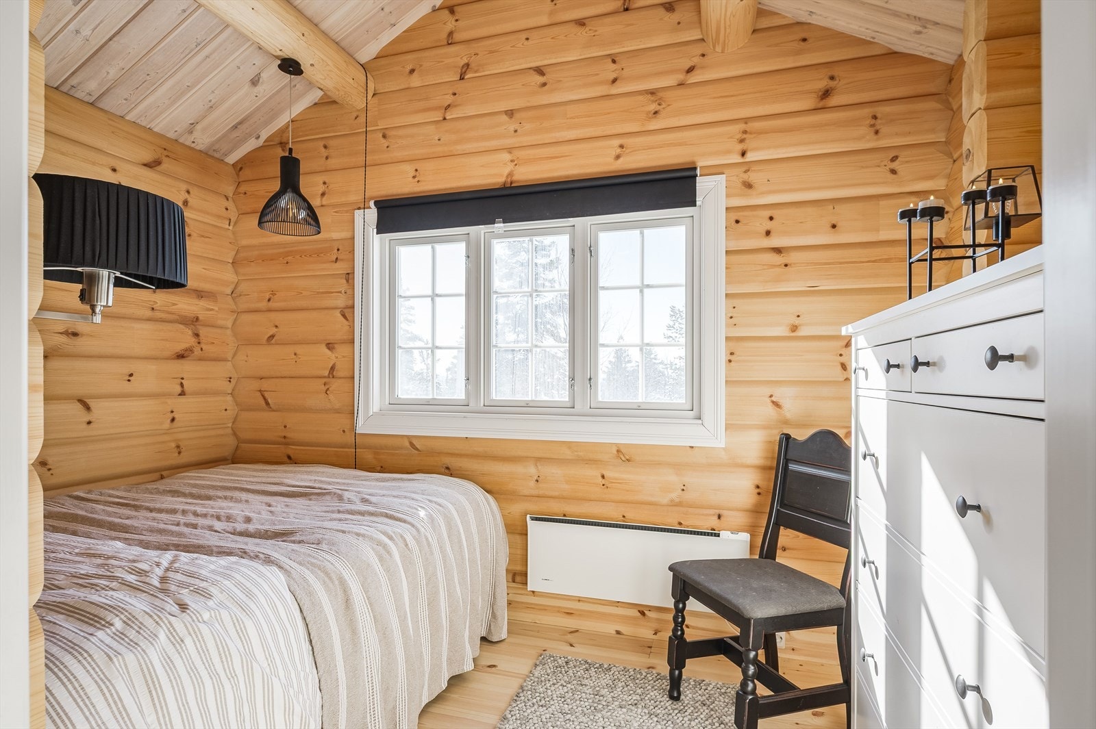 Hytta har totalt tre soverom, her fra hovedsoverommet som er innredet med dobbeltseng. Galleribilde