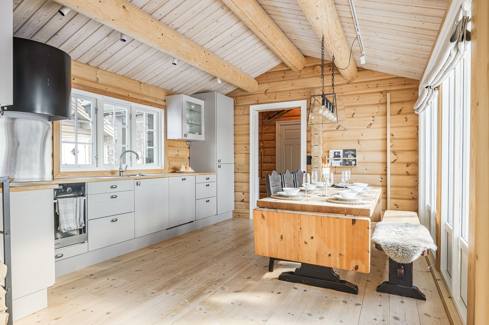 Det er store vindusflater ved kjøkkenet som slipper inn rikelig med naturlig lys inn i rommet. Galleribilde