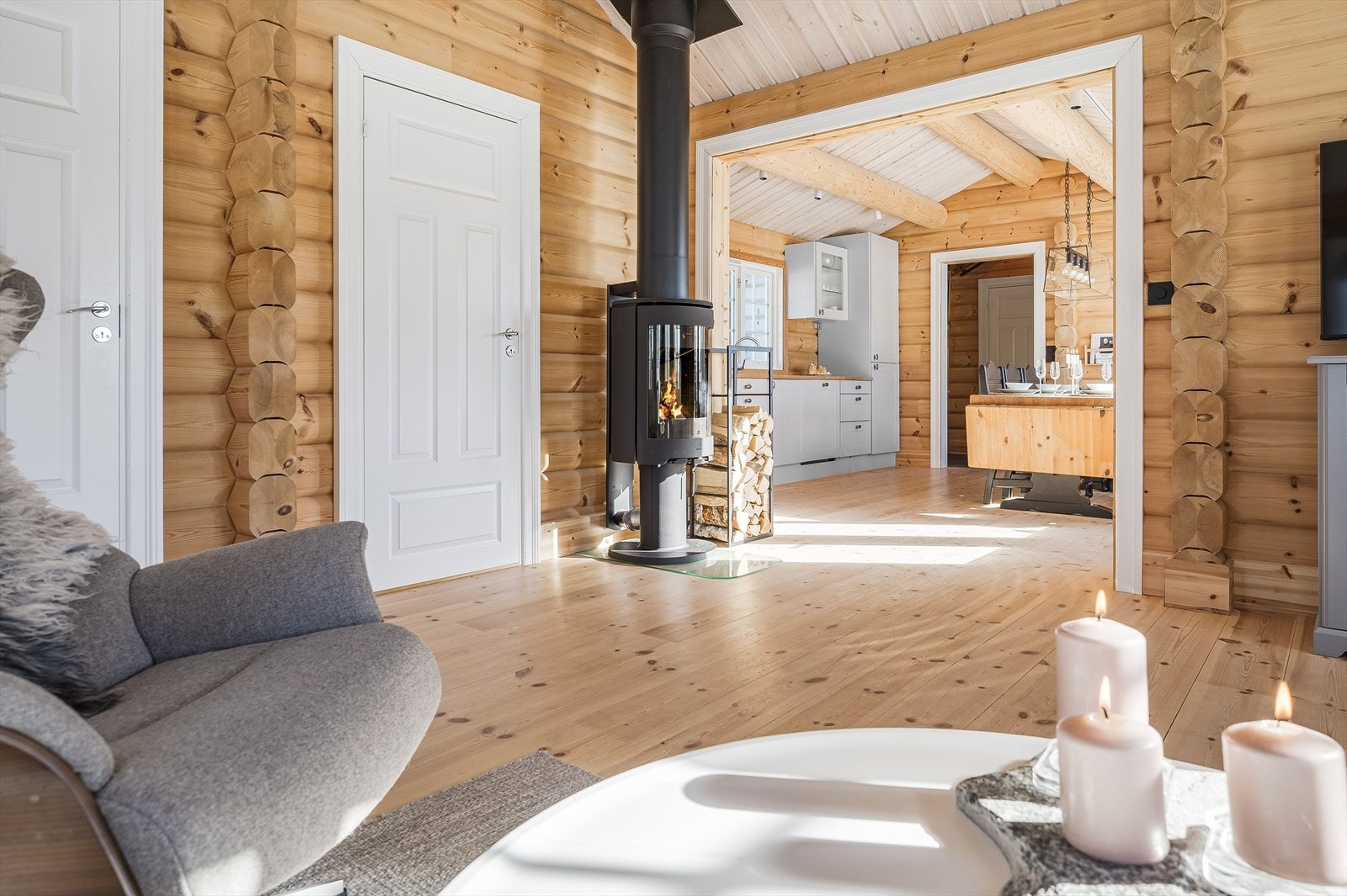 For ekstra hygge og varme på kaldere dager er det montert en stilfull vedovn som skaper en koselig og varm atmosfære i hele rommet. Galleribilde