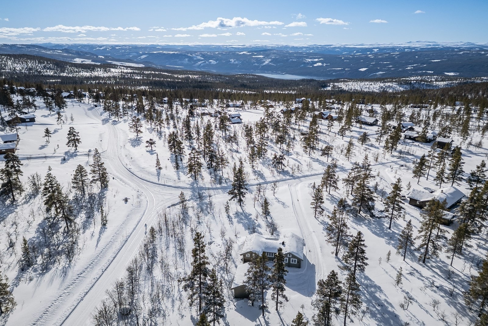 Hytta ligger rolig til i et etablert hyttefelt. Galleribilde