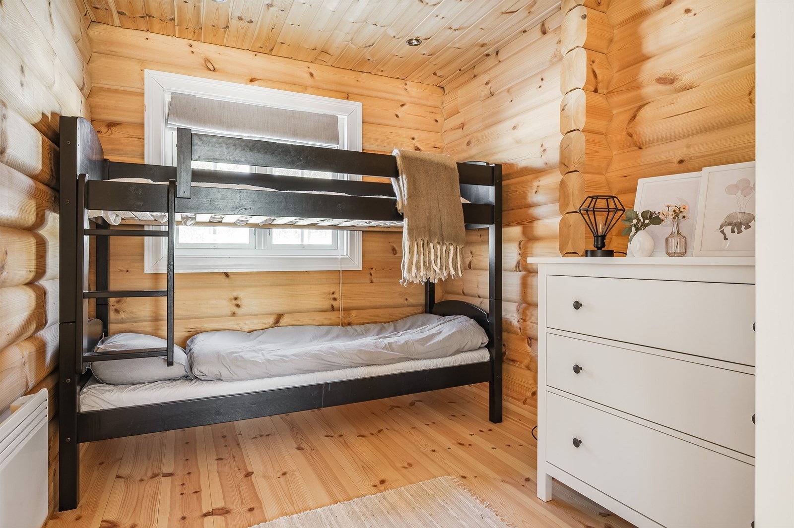 Et av soverommene er innredet med familiekøye, mens et annet er innredet med køyeseng. Galleribilde