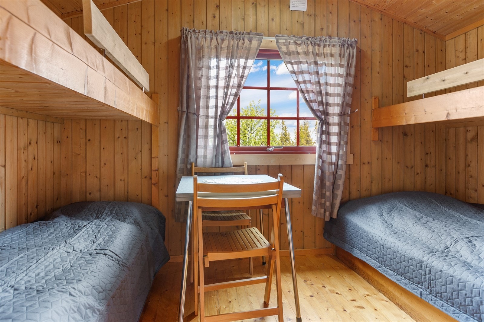 Soverommet har vegger kledd med trepanel, og er innredet med familiekøye, vanlig køyeseng, garderobeskap og vedovn. Soverommet er ikke godkjent som oppholdsrom. Galleribilde