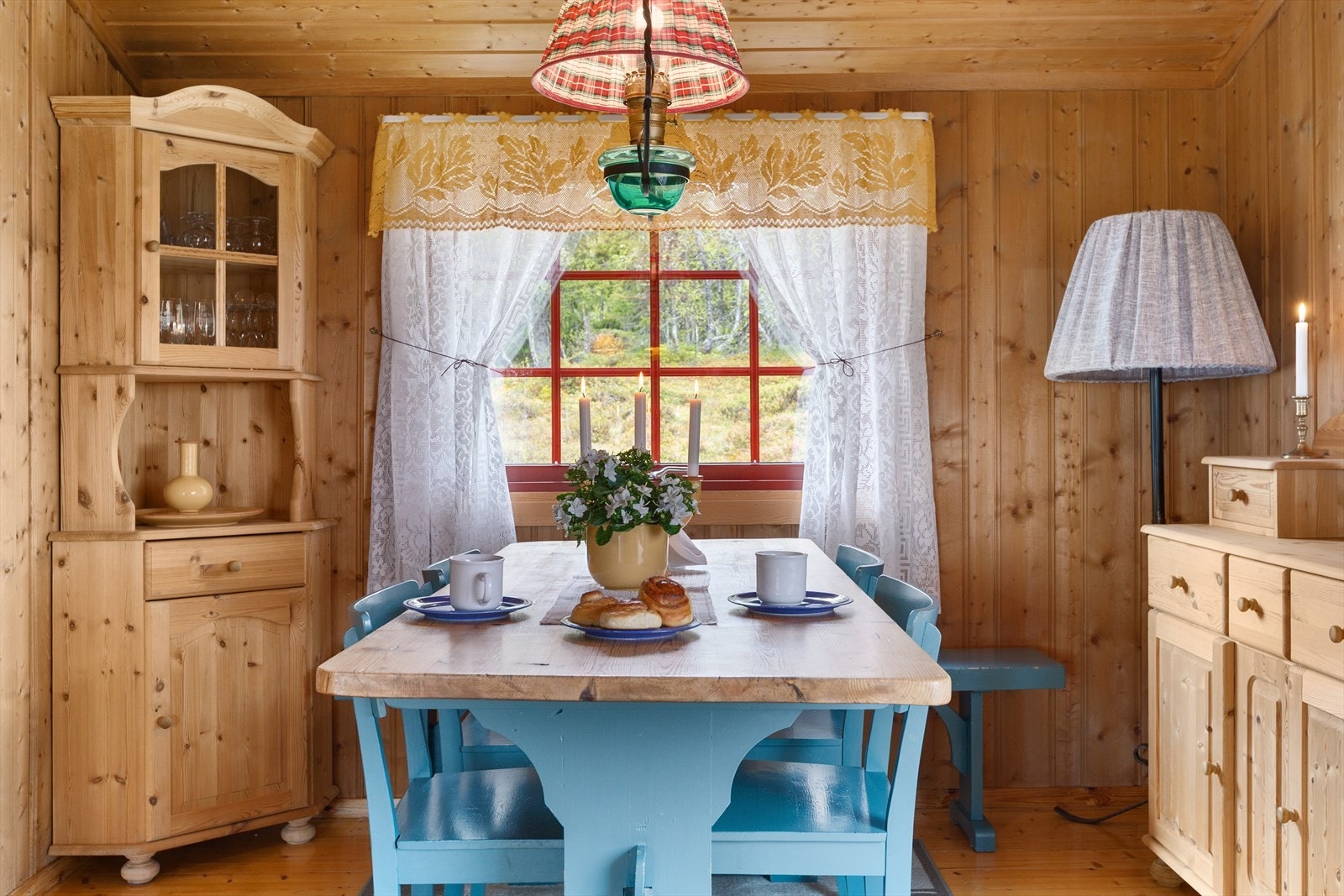 I stua er det god plass til å innrede med både stor spisegruppe og en hyggelig sofakrok. Galleribilde