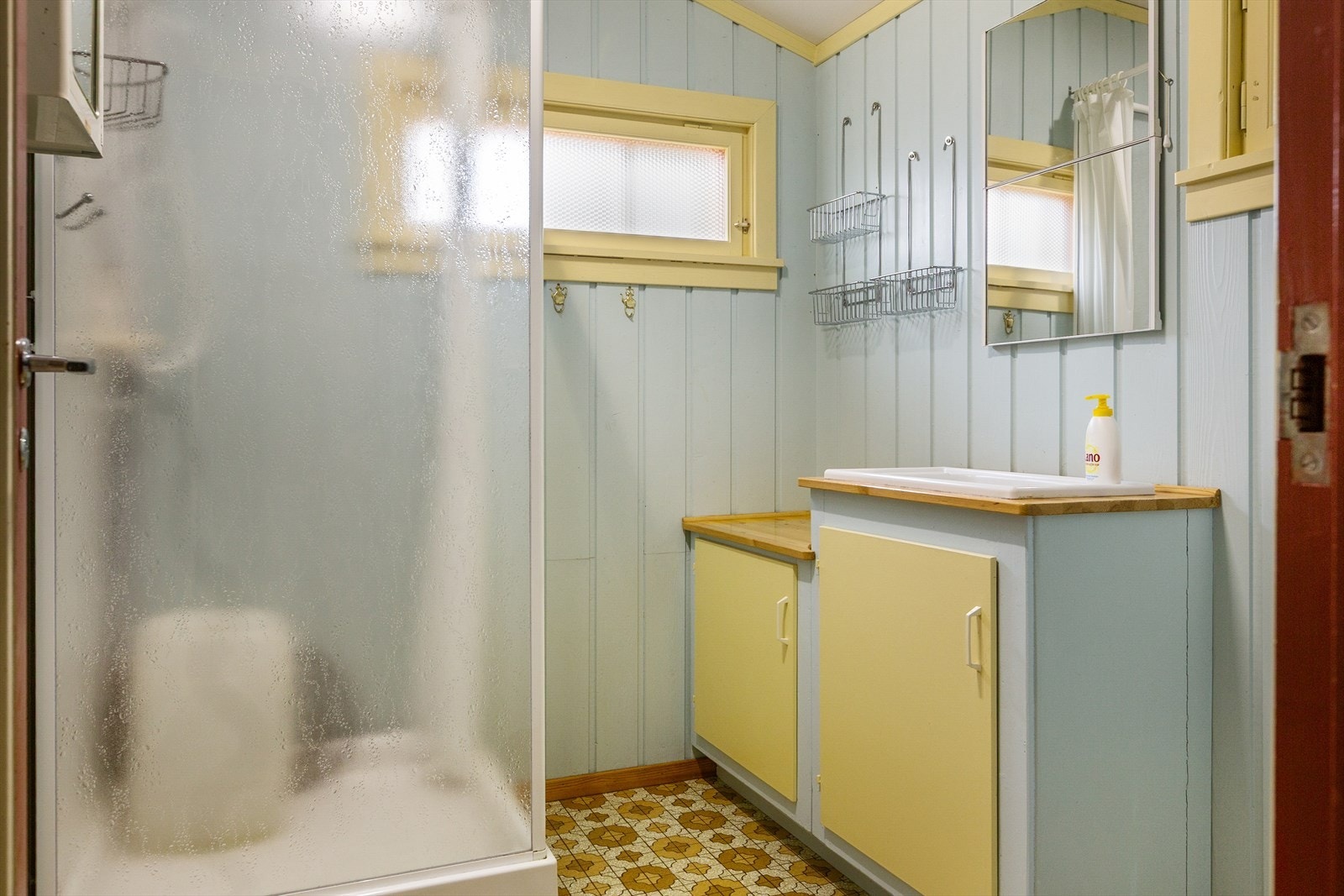 Enkelt hyttebad med servantskap og speil samt dusj med 12v pumpe i dusjkabinett. Rommet er ikke bygget som våtrom, så bruk av vann må skje med forsiktighet. Galleribilde