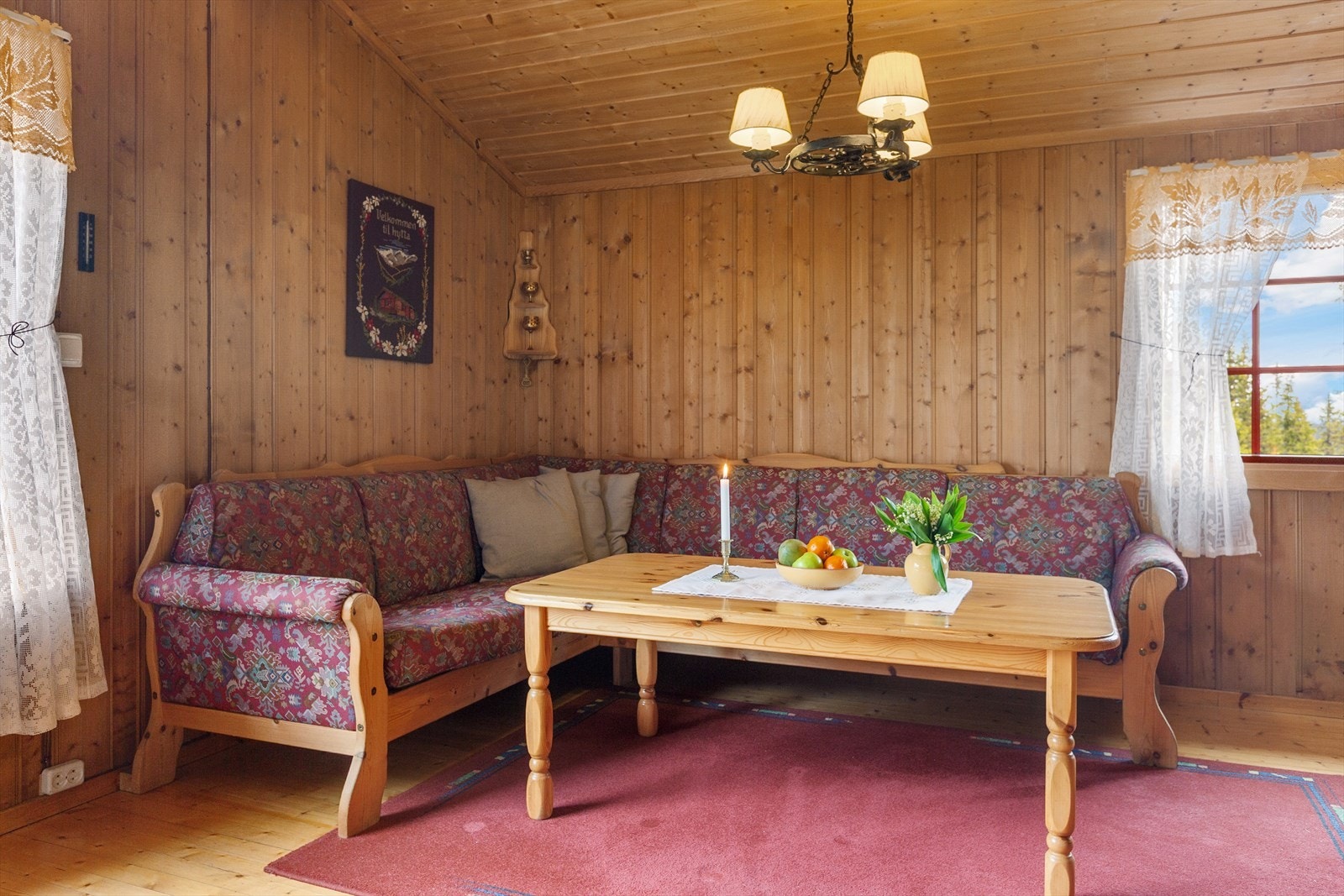 Sofakroken bærer preg av lunhet, og innbyr til avkobling og hyggelige stunder. Galleribilde