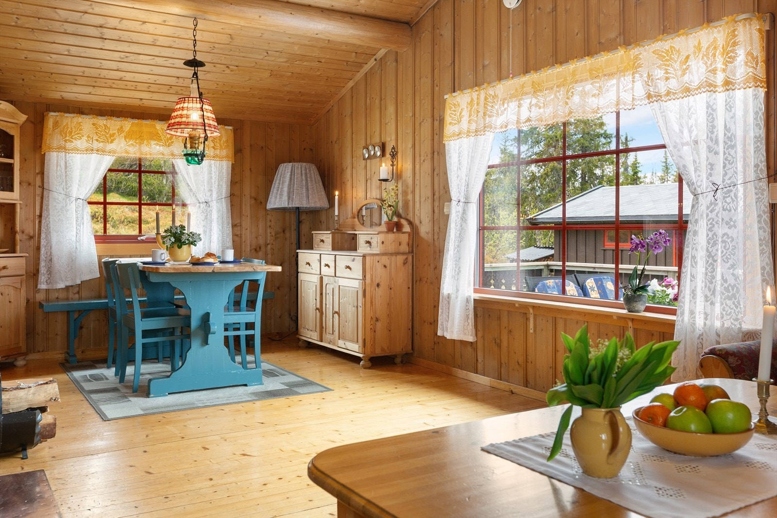 Hytta er bygget i normal hyttestil med tregulv og trepanel, og med normal utforming i forhold til byggeår. Galleribilde