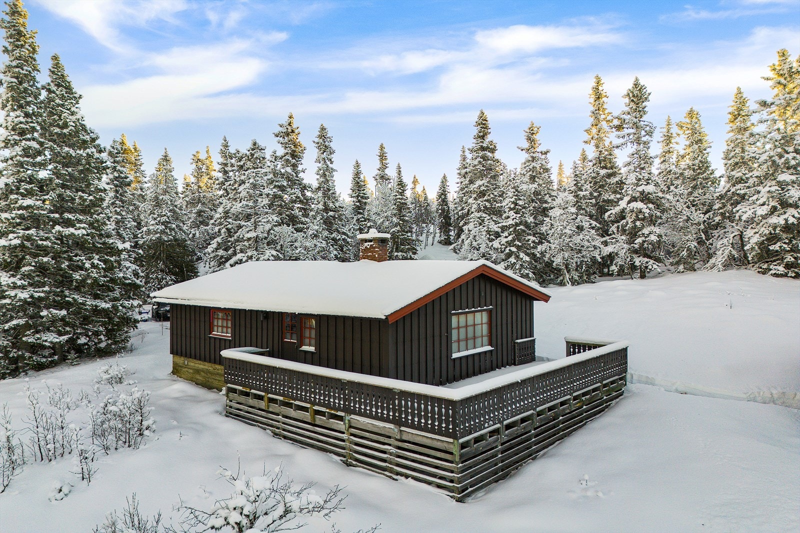 Bebyggelsen og uteområdet er fint tilpasset terrenget, og det er muligheter for flere fine uteplasser på eiendommen. Galleribilde