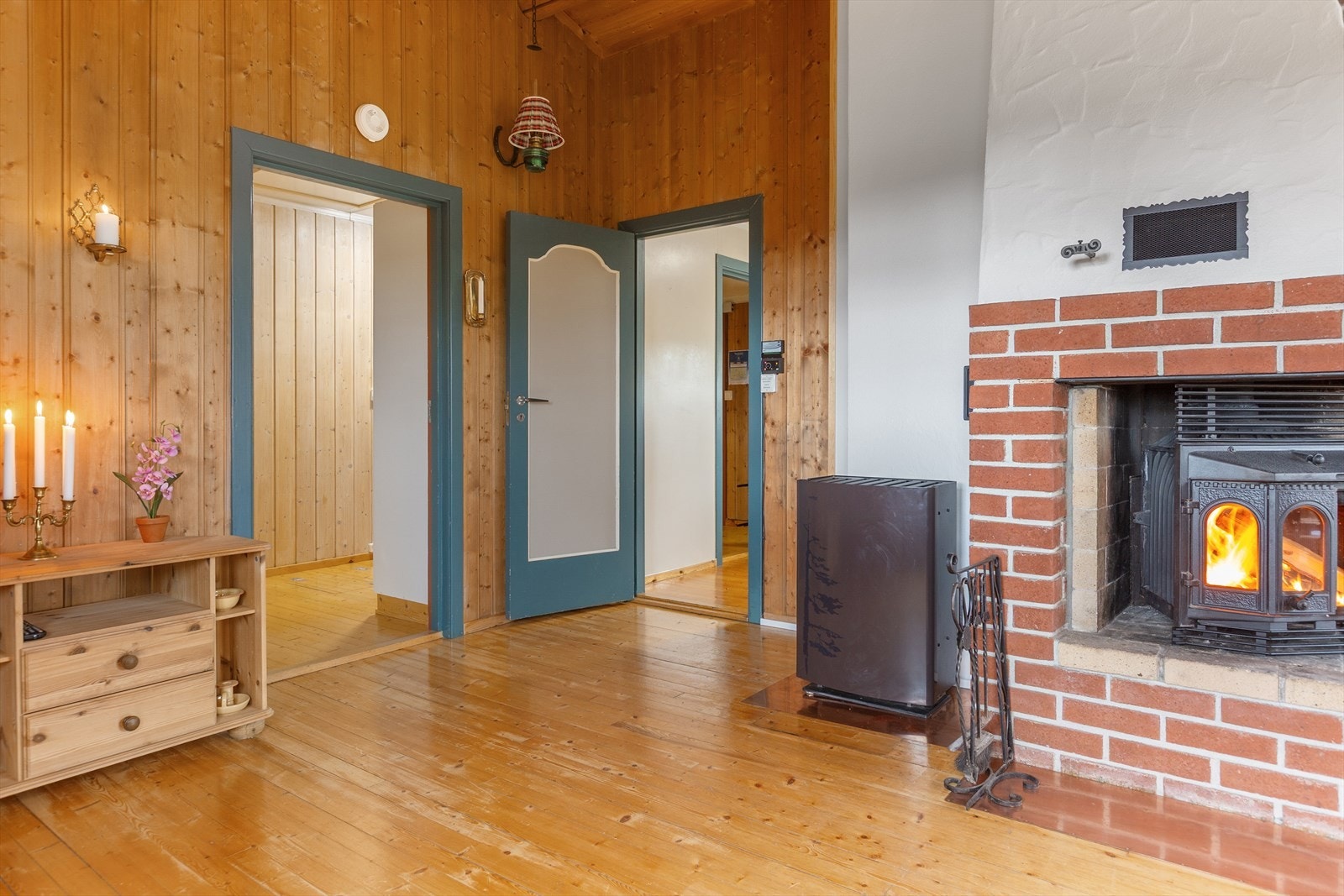 I tillegg er det montert Wallas parafinbrenner med eksosrør til pipe i stua. Brenneren har oppringningsfunksjon for fjernstyring, og brenselstanken er plassert i krypkjeller ved luke. Galleribilde