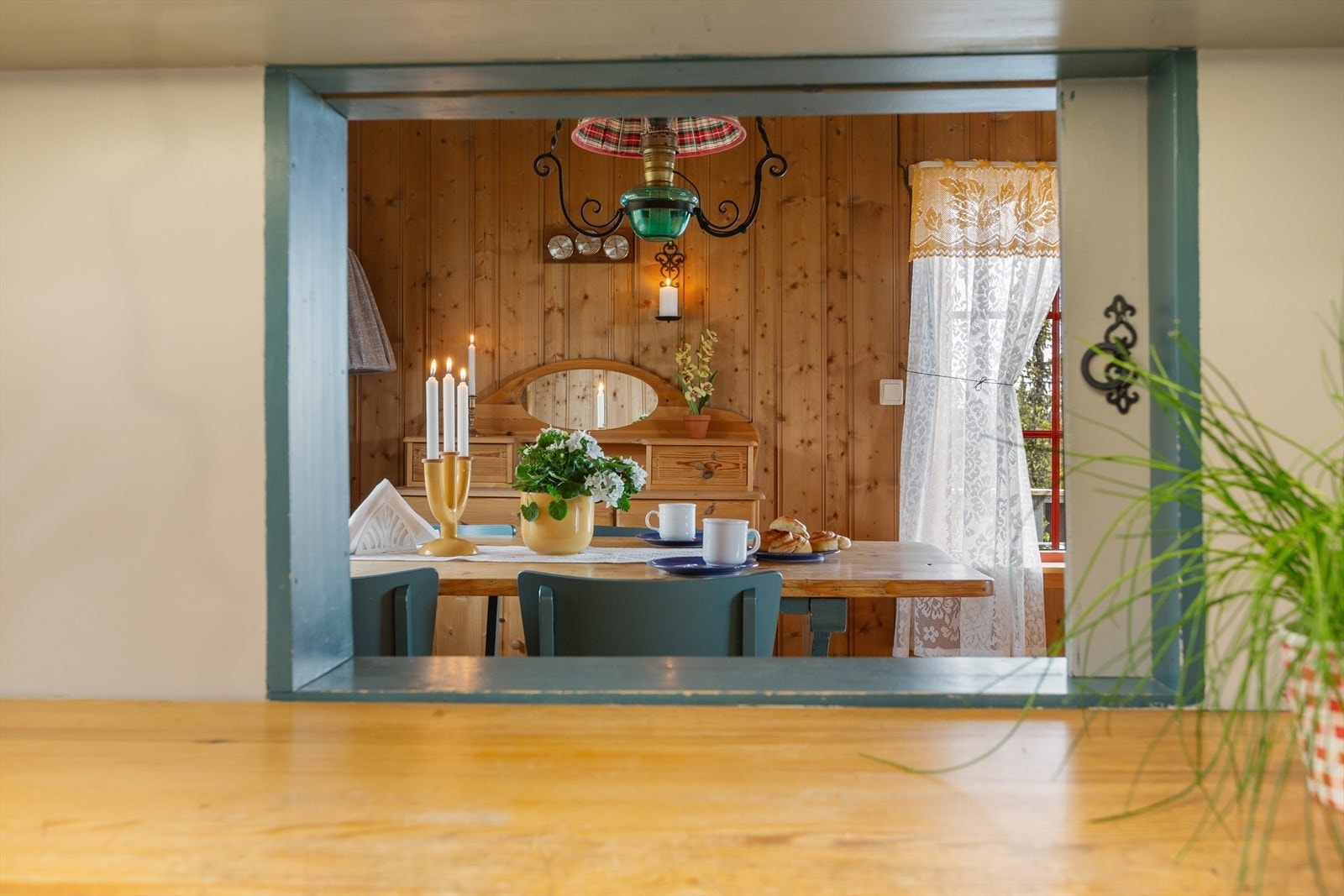 Praktisk serveringsluke gjør det enkelt å servere gode måltider. Galleribilde