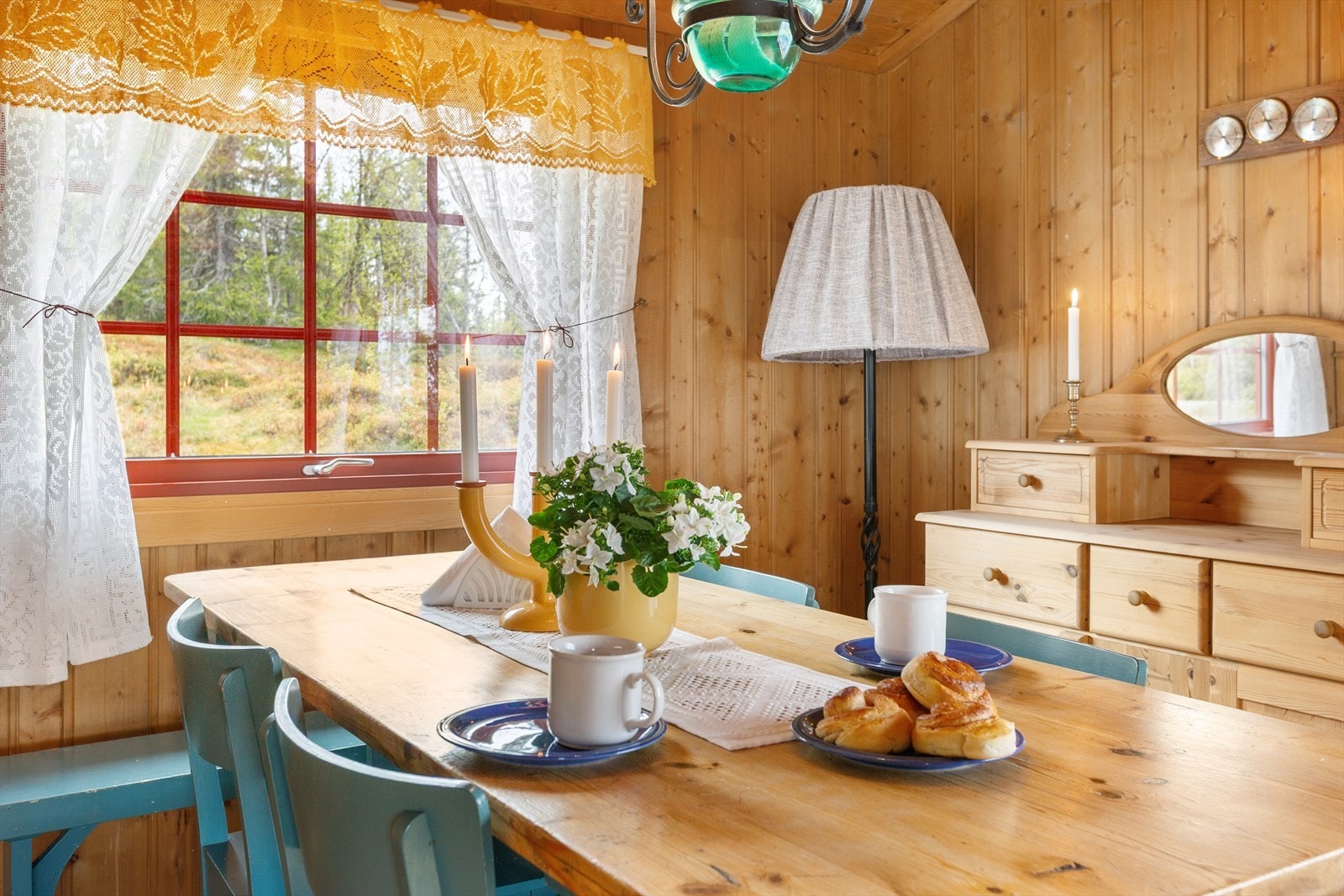 Frokosten eller formiddagskaffen nytes gjerne rundt spisebordet med utsikt mot omkringliggende natur. Galleribilde