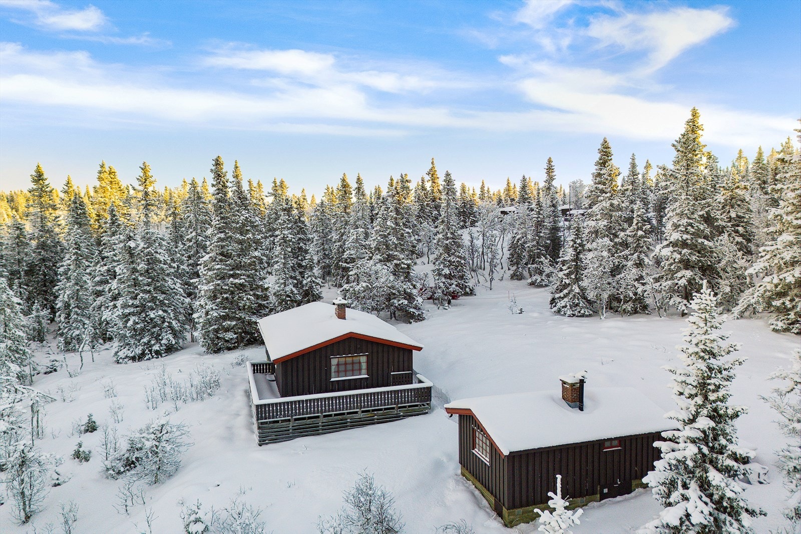 På tunet står det også et uthus/anneks med ett soverom, bodrom, dorom med snurredass samt utedo med dobenk. Galleribilde