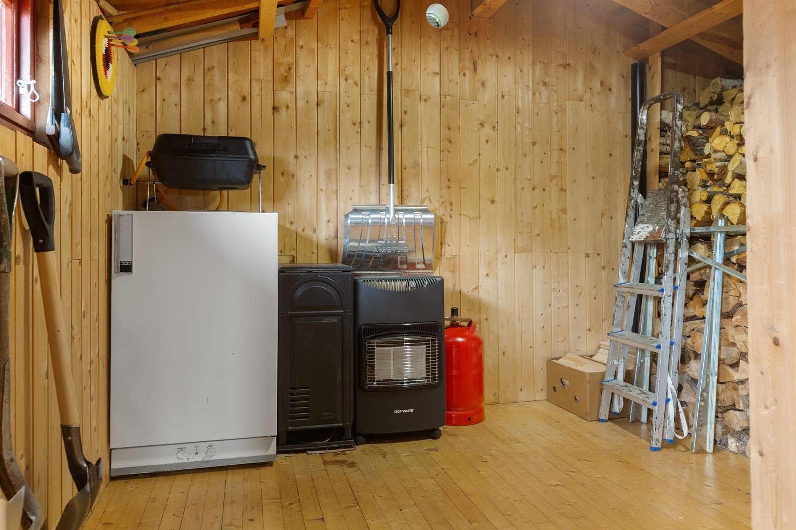 Boden har godt med oppbevaringsplass til det man trenger av utstyr, grill, tørr ved med mer. Galleribilde