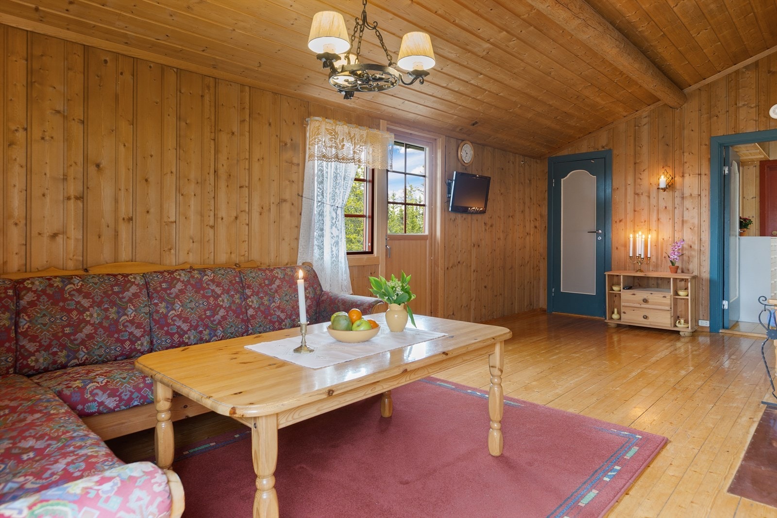 Hytta har 12 v strøm fra solcelleanlegg, der panelet er fra 2024 og ledningsnettet er fra 2023. Galleribilde